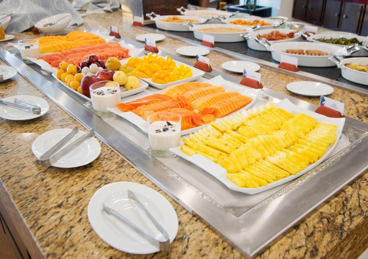 Hotel Stadium León Exterior foto A buffet of fruit