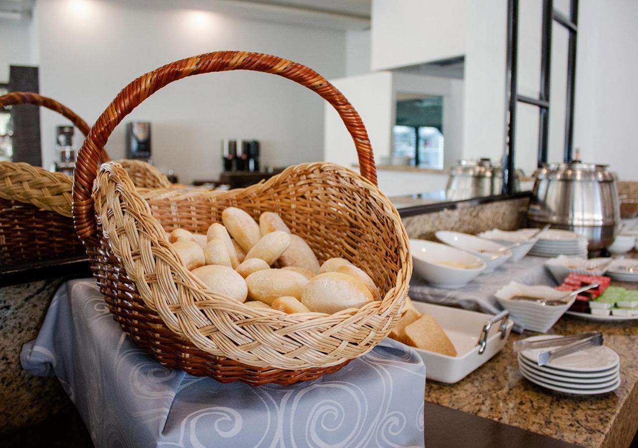 Hotel Stadium León Exterior foto A basket of bread