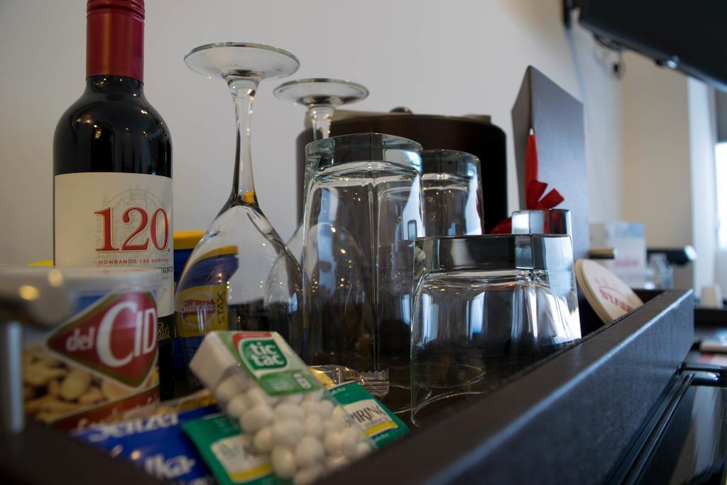 Hotel Stadium León Exterior foto A bar cart