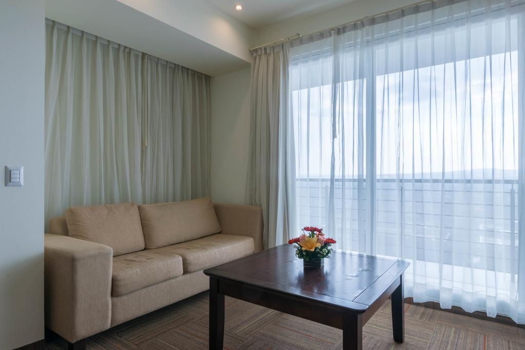 Hotel Stadium León Exterior foto A living room with a sofa and a coffee table