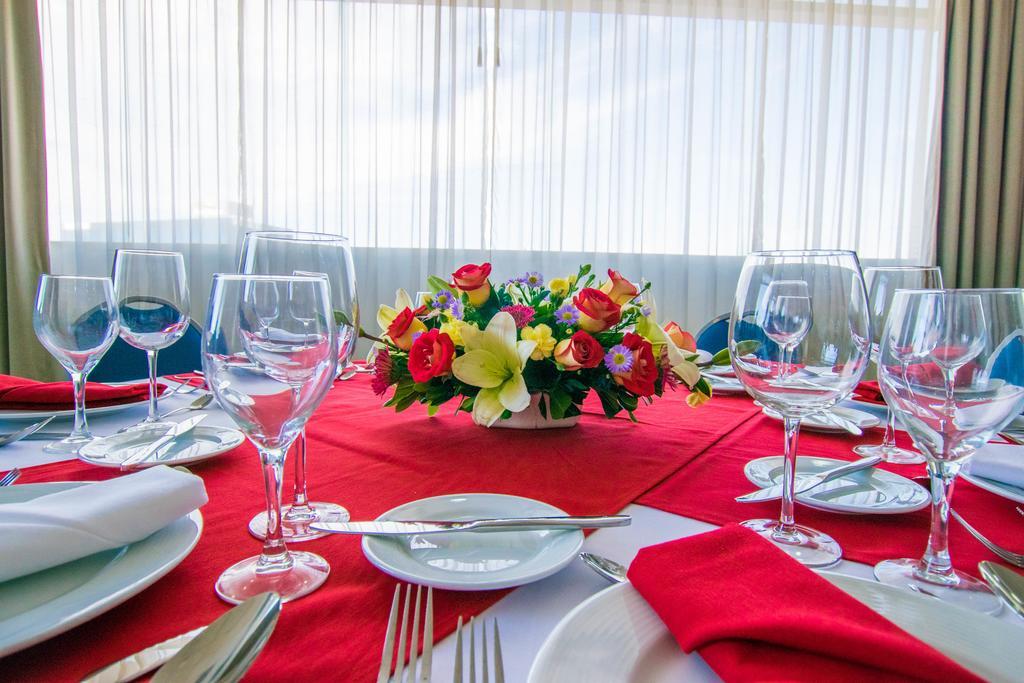 Hotel Stadium León Exterior foto A table set for a formal dinner