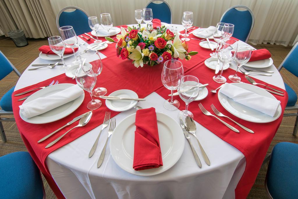 Hotel Stadium León Exterior foto A table set for a formal dinner