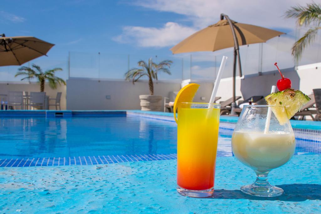 Hotel Stadium León Exterior foto Pool at the hotel